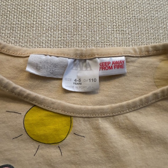 Girls kids Disney Zara Tan and Yellow Short Sleeve Tee Daisy Duck - Picture 2 of 4